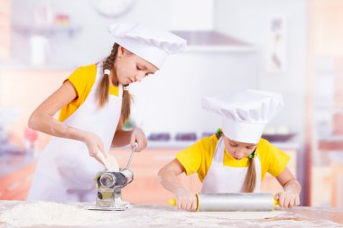 İki küçük aşçılar hamuru streç