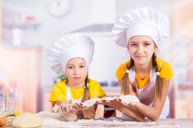 İki küçük aşçılar hamuru streç