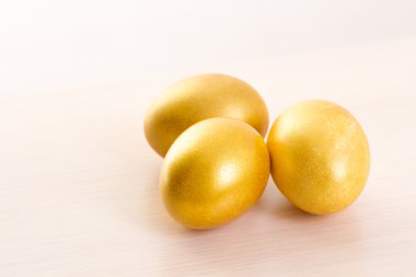 Paskalya yumurtaları beyazlar üzerinde izole