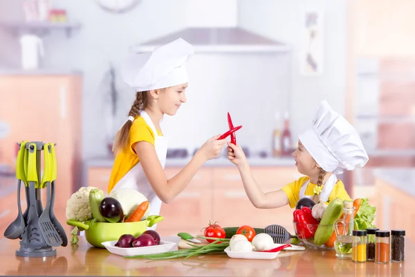 Zwei Mädchen haben Spaß in der Küche — Stockfoto