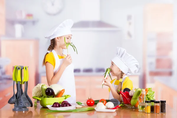 Deux filles s'amusent dans la cuisine — Photo