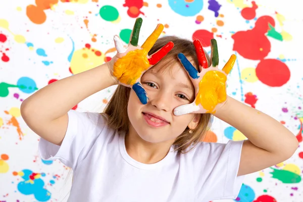 Klein meisje spelen met kleuren — Stockfoto