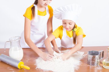 iki küçük şefin mutfakta aşçı un dışarı oynamaya