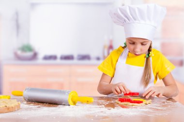 Kız cook hamuru kurabiye yapar