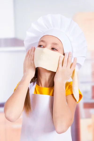 Menina cozinheiro fecha o rosto do teste — Fotografia de Stock