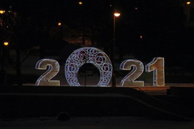 Sokak lambalarının altındaki kış seti üzerine kurulmuş 2021 numaralı karanlık numaralarda parlayan