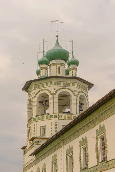 Стара Дзвіниця Зеленими Куполами Над Будівлею Православної Церкви — стокове фото