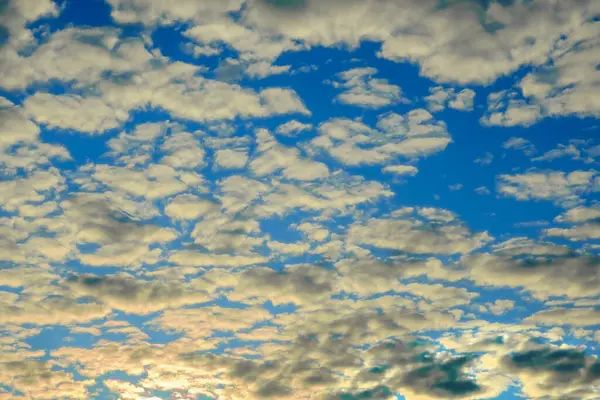 Nuvens Brancas Altas Céu Azul Iluminadas Pelos Raios Sol — Fotografia de Stock