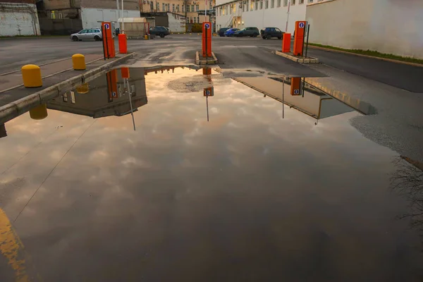 Een Grote Plas Het Asfalt Regen Met Weerkaatste Avondlucht Wolken — Stockfoto