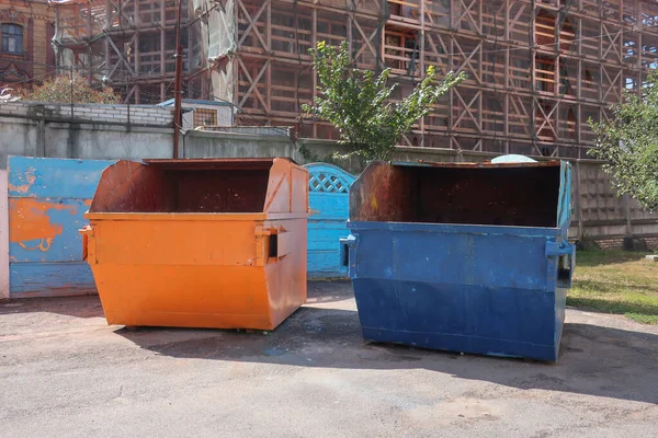 마당에 용기에 오렌지와 쓰레기통 — 스톡 사진