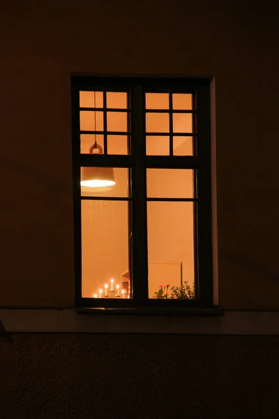 Ein Fenster Das Der Nacht Angezündet Wird Dem Eine Zierlampe — Stockfoto