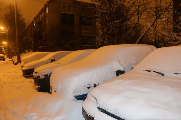 Припаркованные Машины Дворе Покрытые Снегом После Ночного Снегопада — стоковое фото