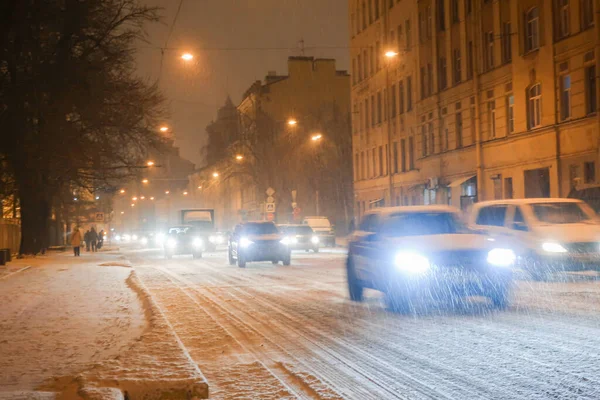 Carros Dirigindo Estrada Cidade Noite Inverno Durante Queda Neve — Fotografia de Stock