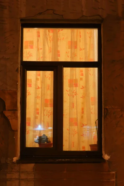 Finestra Illuminata Con Tende Gialle Fiore Sul Davanzale Una Vecchia — Foto Stock