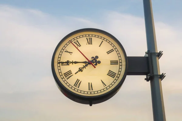 Zegar Uliczny Pokazujący Kwadrans Ósmej Słupie Przeciwko Błękitnemu Niebu — Zdjęcie stockowe