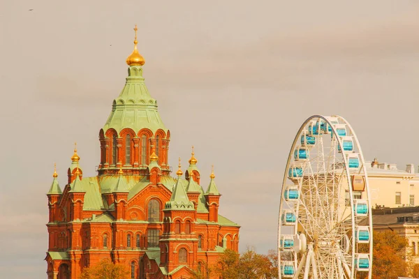 Blick Auf Die Kathedrale Mariä Himmelfahrt Und Das Riesenrad Helsinki — Stockfoto