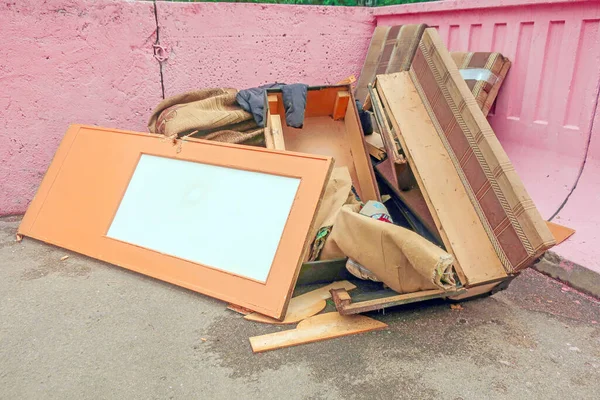 Kapı Döşeme Mobilyaları Bir Çöp Yığınına Yığılmış - Stok İmaj