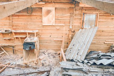 Kırık çatılı eski bir evde terk edilmiş bir oda, yerde karla kaplı bir tahta.