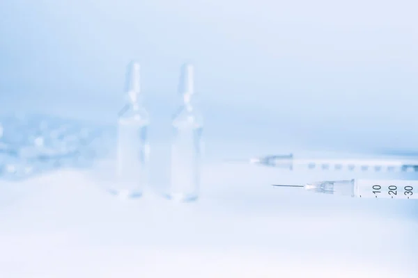 Seringa Com Vacina Injectável Uma Gota Extremidade Agulha Contra Fundo — Fotografia de Stock