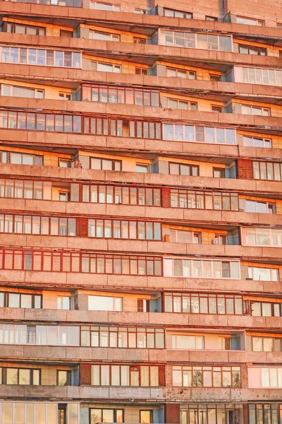 Janelas Edifício Vários Andares Iluminado Pelos Raios Sol Poente — Fotografia de Stock