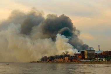 12 Nisan 2021, Rusya, St. Petersburg, Nevskaya Manufactory 'da yangın