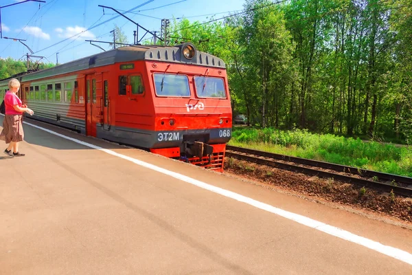 Czerwca 2020 Rosja Petersburg Podmiejski Pociąg Elektryczny Zbliża Się Peronu — Zdjęcie stockowe