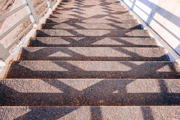 Sombras Corrimãos Uma Escada Ferro Degraus Asfalto Que Conduzem Abaixo — Fotografia de Stock