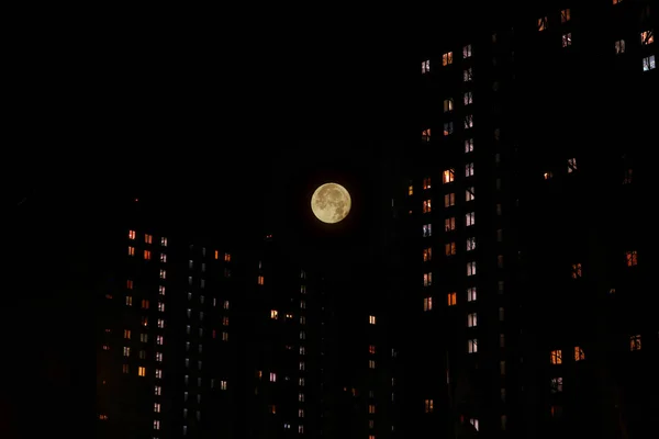 Повний Місяць Нічному Небі Над Багатоповерховими Будівлями Освітленими Вікнами — стокове фото