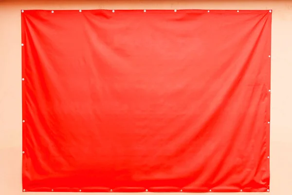 Banner Vermelho Com Lugar Para Texto Preso Parede Rachada Bege — Fotografia de Stock