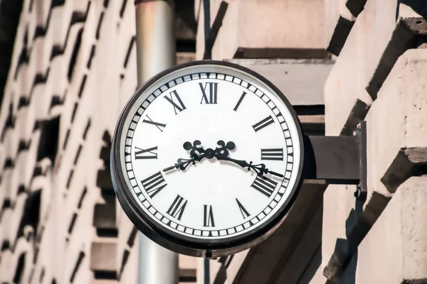 Relógio Rua Parede Mostrando Oito Horas Dezoito Minutos — Fotografia de Stock