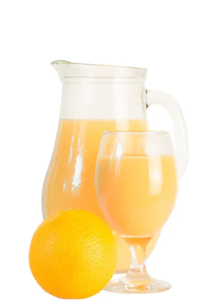 白い背景に隔離されたガラスとガラスのジュースのオレンジジュースとオレンジジュース — ストック写真