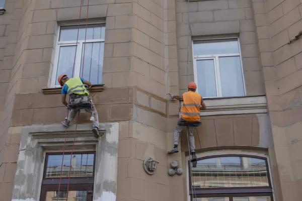 Julio 2021 Rusia San Petersburgo Dos Trabajadores Reparan Fachada Edificio —  Fotos de Stock