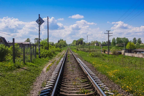 Yazın Mavi Gökyüzünün Altında Beyaz Bulutlu Tek Raylı Demiryolu — Stok fotoğraf