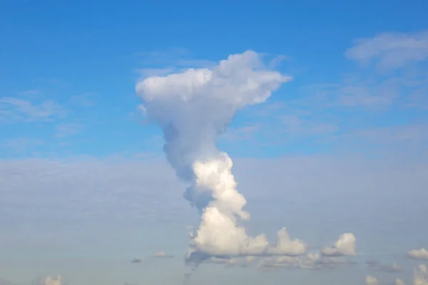 Imagem Fundo Uma Grande Nuvem Vertical Céu Azul — Fotografia de Stock