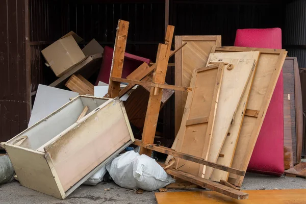 Ausrangierte Alte Holzmöbel Müll — Stockfoto