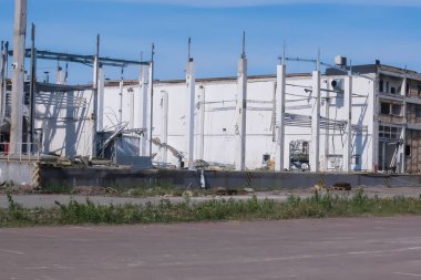 Yıkıma mahkum eski bir fabrikanın kalıntıları.