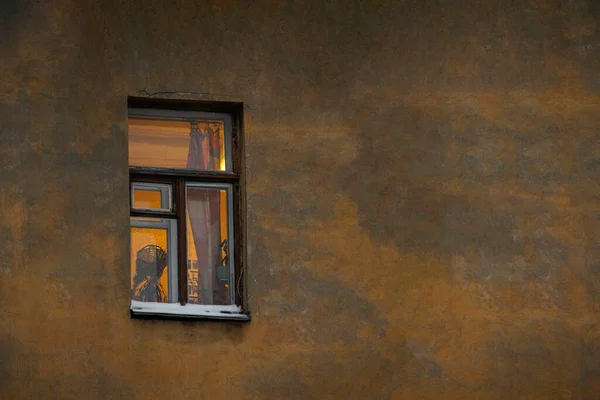 Leuchten Dunklen Fenster Einer Alten Wand Mit Platz Für Text — Stockfoto