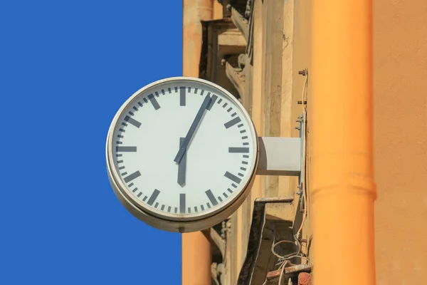 Relógio Rua Fachada Casa Contra Céu Azul Mostra Seis Horas — Fotografia de Stock