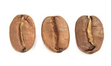 Kahve çekirdekleri beyaz üzerine izole 