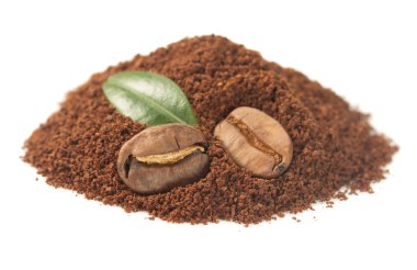 Kahve çekirdekleri beyaz üzerine izole 