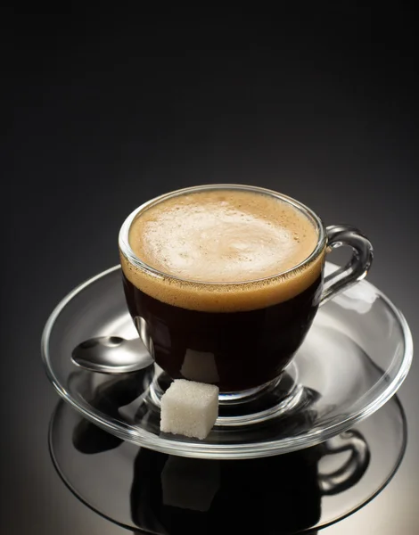 Чашка кави на чорному — стокове фото