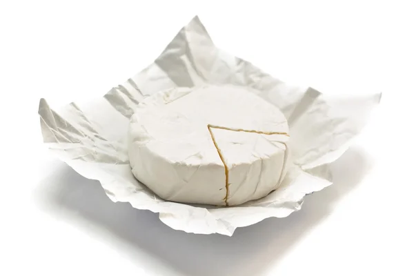 Trozo de queso aislado sobre blanco — Foto de Stock