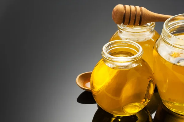 Glazen pot honing op zwart — Stockfoto