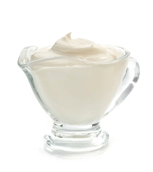 La crema agria en la escudilla sobre blanco — Foto de Stock