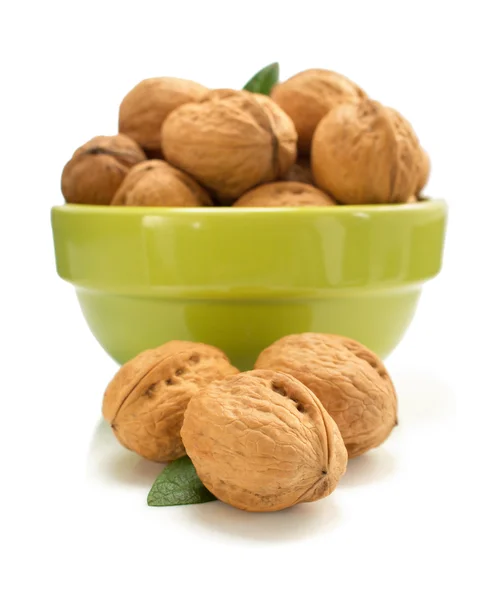 Vlašské ořechy v misce na bílém pozadí — Stock fotografie