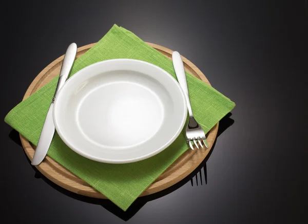 Plato y tenedor con cuchillo en la servilleta de tela en blac —  Fotos de Stock