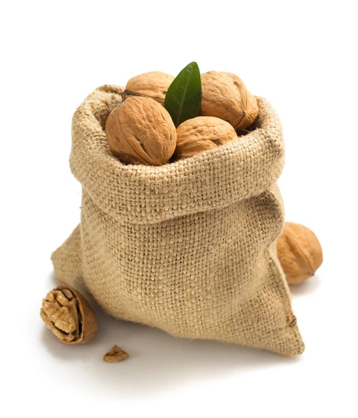 Nueces en bolsa sobre fondo blanco —  Fotos de Stock