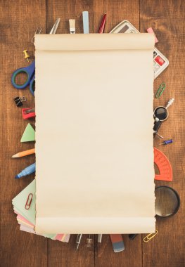 okul malzemeleri ahşap üzerine