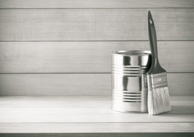 Boya Kovası ve ahşap üzerine boya fırçası