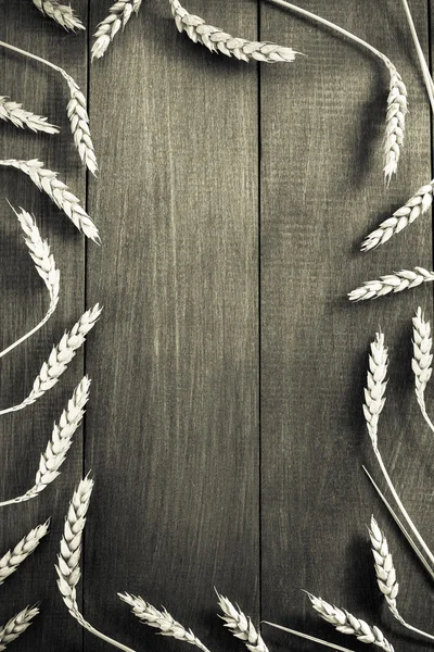 木材に小麦の耳 — ストック写真